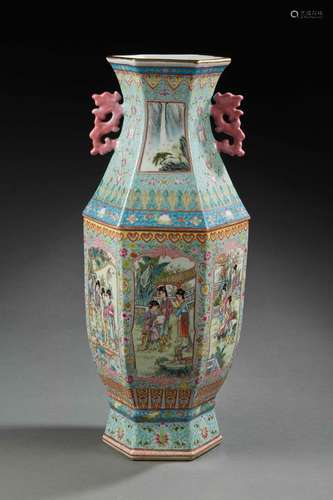 CHINE <br />
Grand vase hexagonale en porcelaine décoré en é...