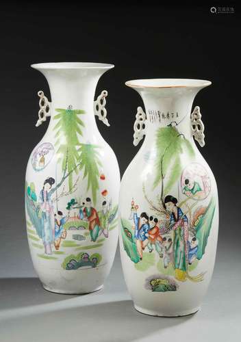 CHINE <br />
Paire de grands vases balustres en porcelaine d...