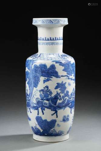 CHINE<br />
Vase rouleau en porcelaine décoré en bleu sous c...