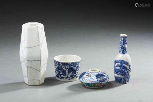 Lot composé de quatre porcelaine de bouteille à saké