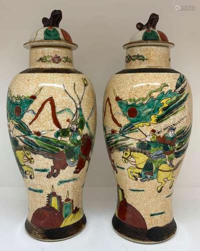 CHINE (NANKIN)<br />
Paire de vases couvertes en porcelaine ...