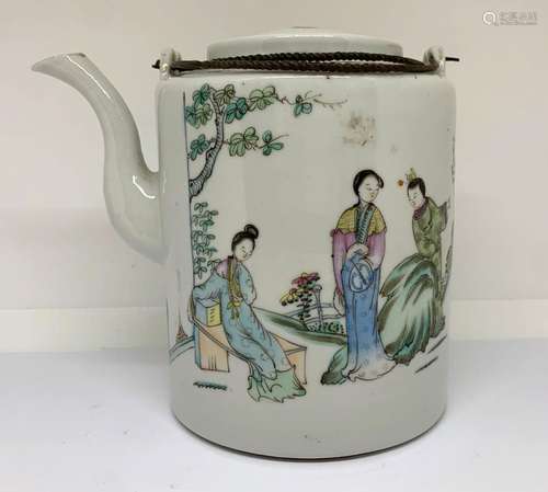 CHINE<br />
Théière couverte en porcelaine blanche à décor é...