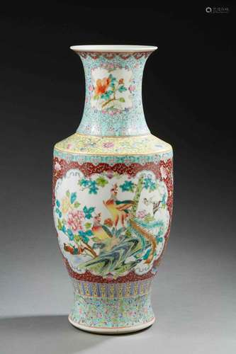 CHINE<br />
Grand vase balustre en porcelaine décoré en émau...