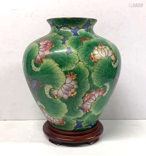 CHINE<br />
Vase en porcelaine polychrome à décor de lotus ....