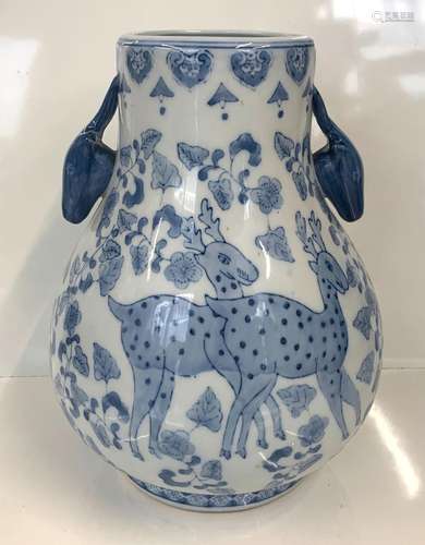 CHINE<br />
Vase balustre en porcelaine décoré en bleu