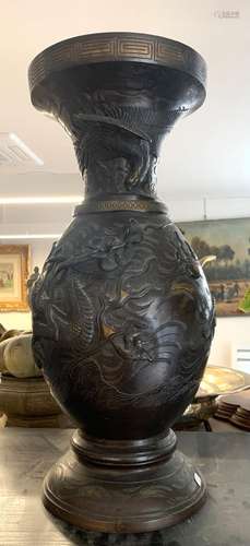 JAPON<br />
Grand vase en bronze à patine brune à décor en r...