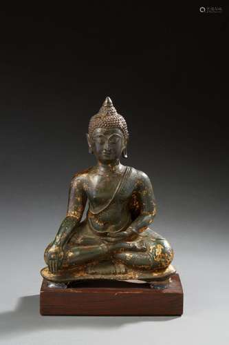 THAÏLANDE <br />
Figurine représentant un bouddha en bronze ...