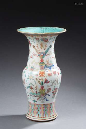 CHINE Vase Yenyen en porcelaine décoré en émaux de la famill...