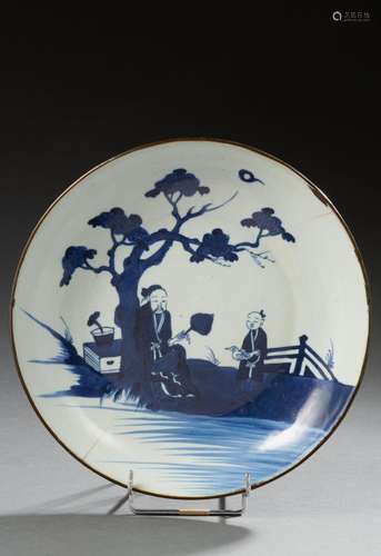 VIETNAM<br />
Plat rond en porcelaine à décor en bleu et bla...