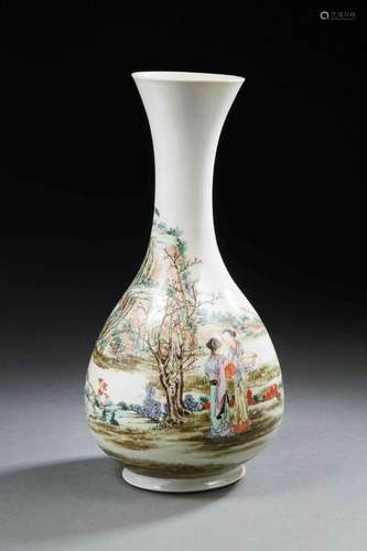 CHINE<br />
Vase bouteille à col évasé décoré en émaux de la...