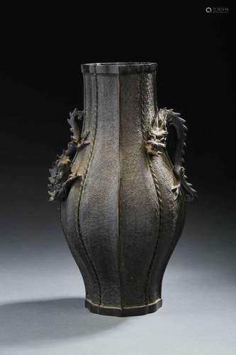 CHINE<br />
Vase en bronze à patine brune de forme octogonal...