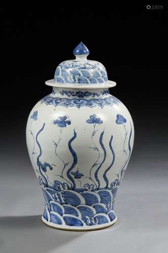 CHINE<br />
Grand vase blustre couvert en porcelaine à décor...