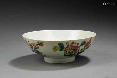 CHINE<br />
Coupe circulaire en porcelaine décorée en émaux ...