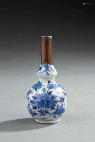 VIETNAM : Petit vase miniature double gourde en porcelaine d...