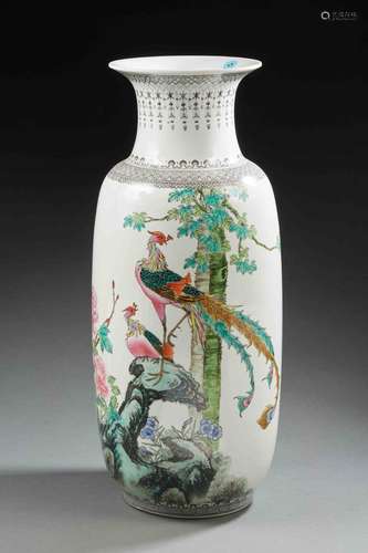 CHINE<br />
Grand vase en porcelaine de forme balustre décor...