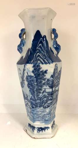 CHINE<br />
Vase hexagonal en porcelaine décoré en bleu sous...