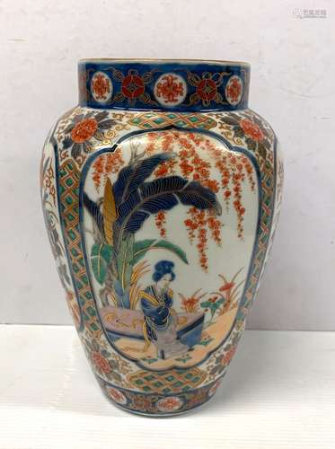 JAPON<br />
Vase en porcelaine à décor IMARI de femme dans u...