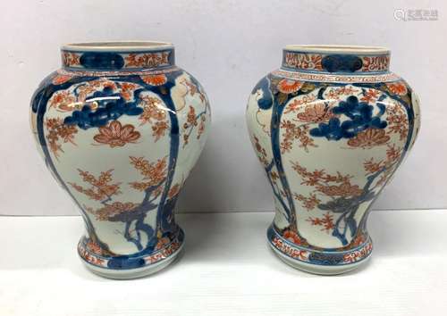 JAPON<br />
Paire de vases en porcelaine à décor IMARI de br...