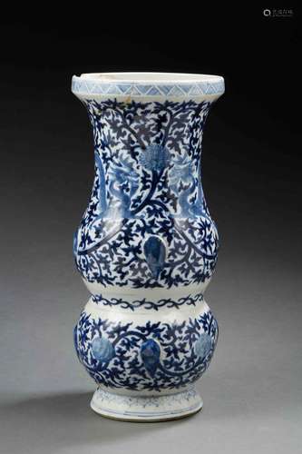 CHINE<br />
Vase double gourde en porcelaine décoré en bleu ...