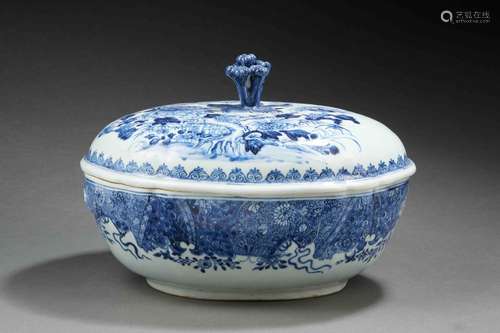 CHINE DE COMMANDE<br />
Terrine ovale couverte en porcelaine...