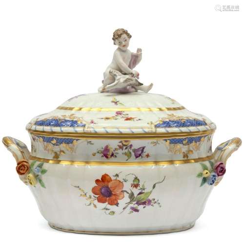 A KPM  Breslauer Stadtschloss  porcelain tureen