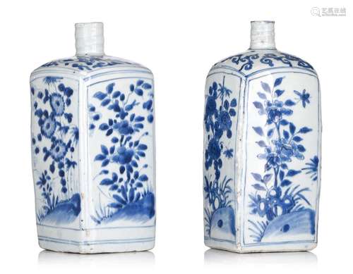 Two Chinese blue and white square bottles, Wanli period, H 2...