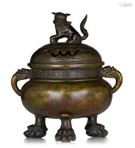 A Chinese bronze tripod censer, with a Qianlong mark, H 26,5...