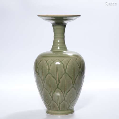 Yaozhou Kiln Insiced Flower Long-Neck Bottle Vase