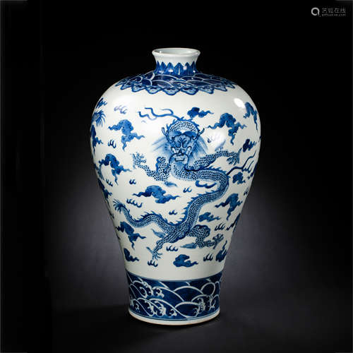 CHINESE MING DYNASTY BLUE AND WHITE DRAGON PATTERN PLUM VASE