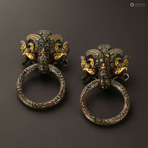 A PAIR OF CHINESE HAN DYNASTY GILT BRONZE DOORKNOBS