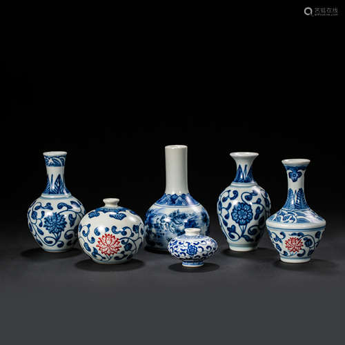 A SET OF CHINESE QING DYNASTY BLUE AND WHITE PORCELAIN