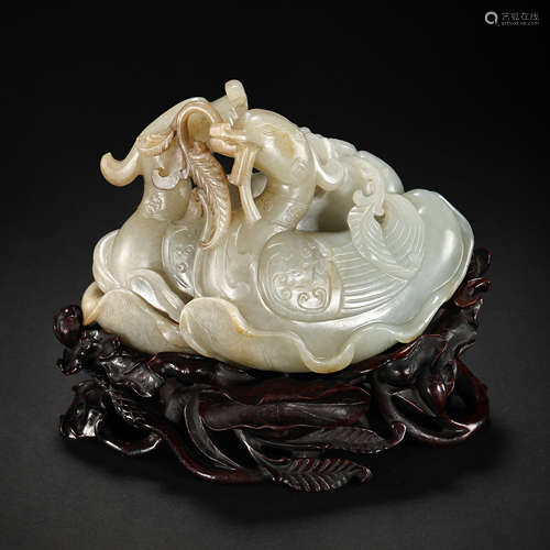 CHINESE QING DYNASTY HETIAN JADE ORNAMENTS