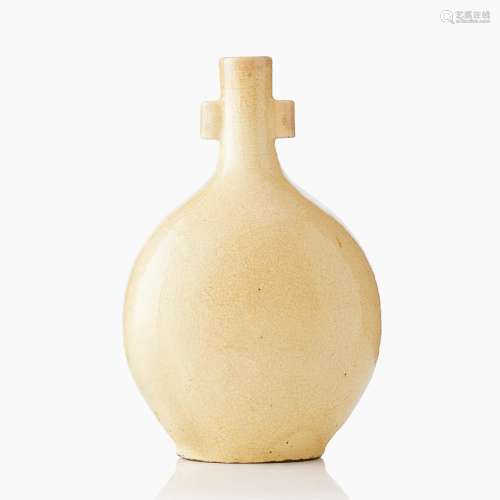 A White ‘Arrow’ Crackle Glazed Vase