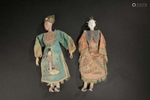 Deux poupées en bois et soie<br />
CHINE, début du XXe siècl...