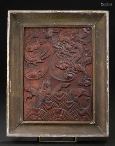 Plaque en albâtre sculpté et teinté rouge<br />
CHINE, XXe s...