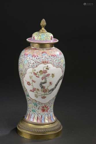 Vase couvert en porcelaine famille rose<br />
CHINE, XIXe si...