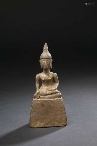 Statuette de bouddha en bois laqué or<br />
Thaïlande, XIXe ...