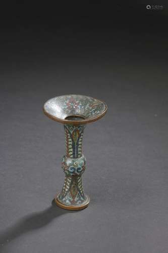 Petit vase gu et broche en bronze et émaux cloisonnés<br />
...