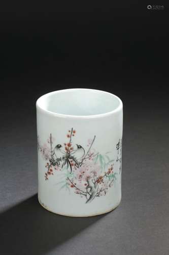 Pot à pinceaux bitong en porcelaine <br />
CHINE<br />
À déc...