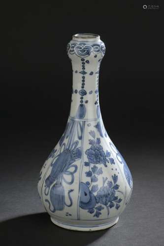 Vase bouteille en porcelaine bleu blanc<br />
CHINE, époque ...