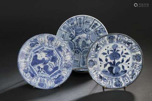 Deux assiettes en bleu blanc<br />
CHINE, époque Wanli (1573...