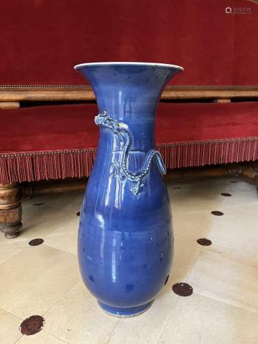 Vase en porcelaine monochrome bleu Chine, fin du XIXème sièc...