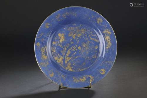 Grand plat en porcelaine bleu poudré et décor or<br />
CHINE...