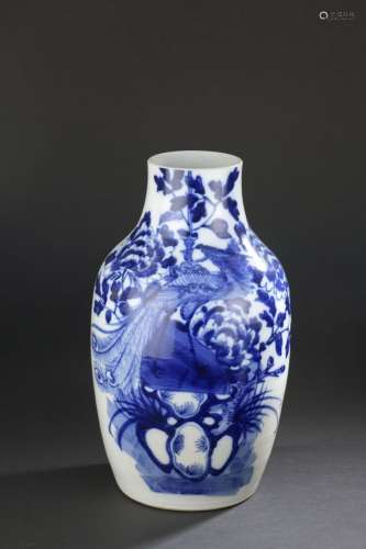 Vase en porcelaine bleu blanc<br />
CHINE, XXe siècle<br />
...