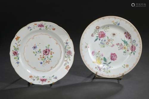 Deux assiettes en porcelaine famille rose <br />
CHINE, XVII...
