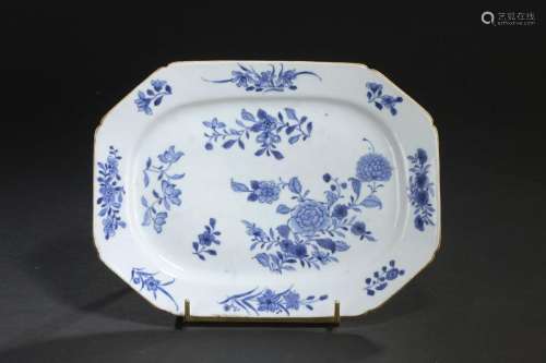 Plat en porcelaine bleu blanc<br />
CHINE, XVIIIe siècle<br ...