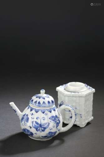 Théière couverte et pot bleu blanc <br />
CHINE, XVIIIe sièc...