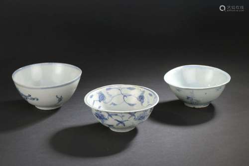 Trois bols en porcelaine bleu blanc <br />
CHINE, fin de la ...