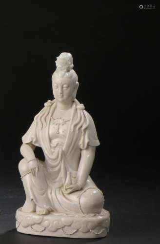 Statuette de guanyin en porcelaine blanc de Chine<br />
CHIN...