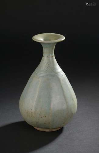Vase en grès céladon<br />
Corée, époque Choseon (1392-1879)...